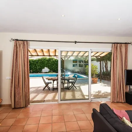 Sleeps 6 With Pool Air Con And Wifi *