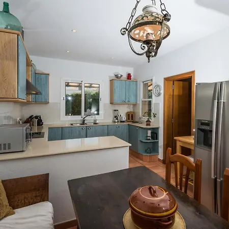 Villa Sleeps 6 With Pool Air Con And Wifi *