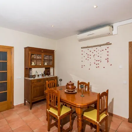 Villa Sleeps 6 With Pool Air Con And Wifi